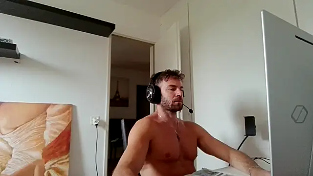 Snapshot of alpha-hunk chatting on July 19, 2026, 9:28 am alpha-hunk online show from July 19, 2026, 9:28 am