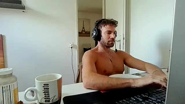 Snapshot of alpha-hunk chatting on June 5, 2026, 9:26 am alpha-hunk online show from June 5, 2026, 9:26 am