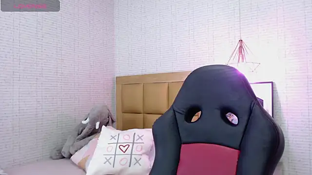 MAYROBERTSS online show from February 25, 2025, 12:38 pm