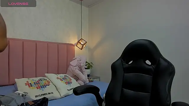 MAYROBERTSS online show from February 18, 2025, 12:06 pm