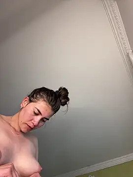 aurora divine online show from November 30, 2025, 1:23 pm