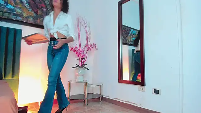 Snapshot of AntonellaHall_ chatting on March 22, 2025, 9:42 pm AntonellaHall online show from March 22, 2025, 9:42 pm