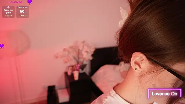 Snapshot of Lilly_Colins chatting on September 26, 2025, 5:42 pm Lilly Colins online show from September 26, 2025, 5:42 pm