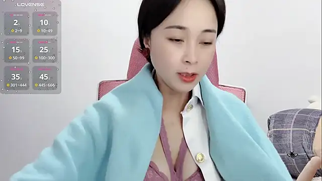 Snapshot of Qwi-V1 chatting on February 8, 2025, 11:13 pm Qwi-V1 online show from February 8, 2025, 11:13 pm