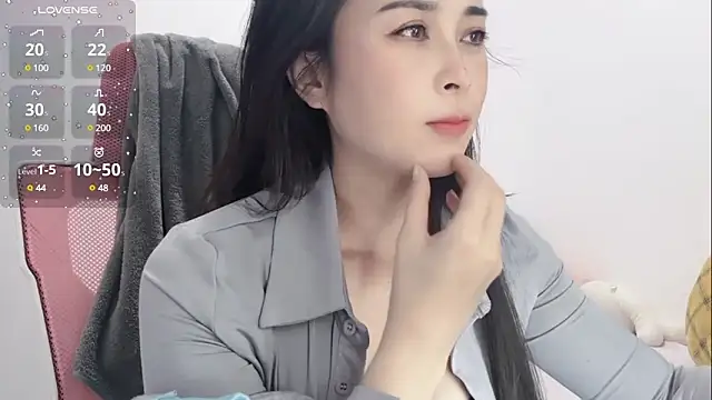 Snapshot of Qwi-V1 chatting on January 22, 2025, 11:43 pm Qwi-V1 online show from January 22, 2025, 11:43 pm