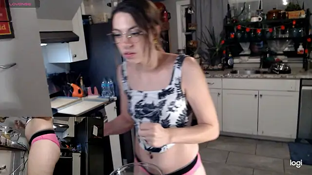 Snapshot of KSwonderland6 chatting on February 12, 2026, 6:35 am KSwonderland6 online show from February 12, 2026, 6:35 am