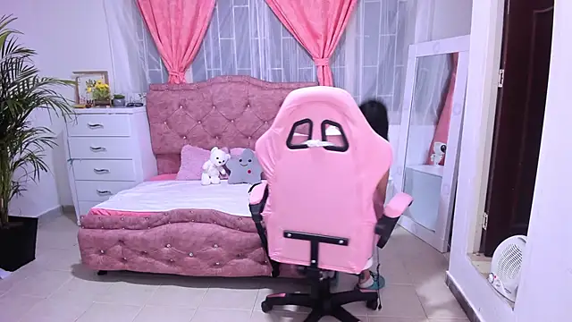 briandah  online show from September 10, 2025, 10:25 am