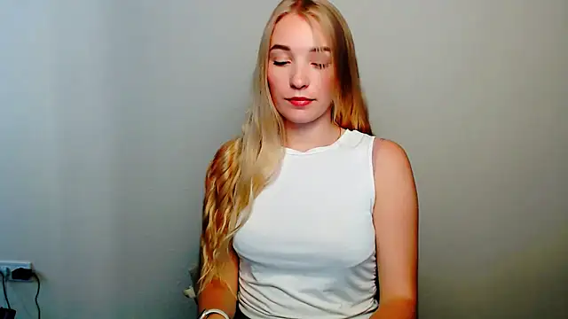 Snapshot of Queen_ofLove chatting on October 10, 2025, 1:23 pm Queen ofLove online show from October 10, 2025, 1:23 pm