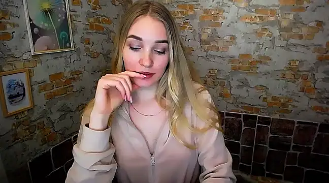 Snapshot of Queen_ofLove chatting on February 19, 2025, 4:55 pm Queen ofLove online show from February 19, 2025, 4:55 pm