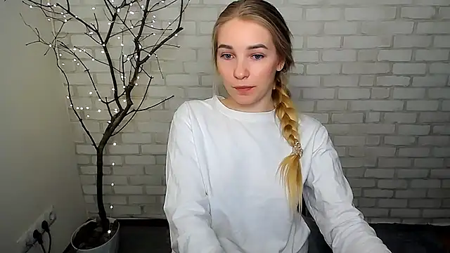 Snapshot of Queen_ofLove chatting on March 19, 2025, 6:01 pm Queen ofLove online show from March 19, 2025, 6:01 pm