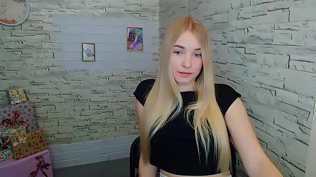 Snapshot of Queen_ofLove chatting on January 12, 2025, 12:23 pm Queen ofLove online show from January 12, 2025, 12:23 pm