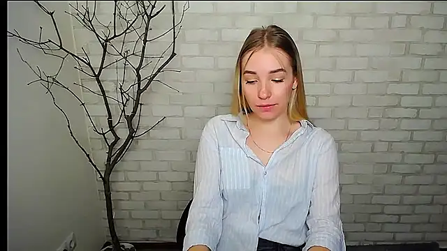 Snapshot of Queen_ofLove chatting on February 26, 2025, 1:00 pm Queen ofLove online show from February 26, 2025, 1:00 pm