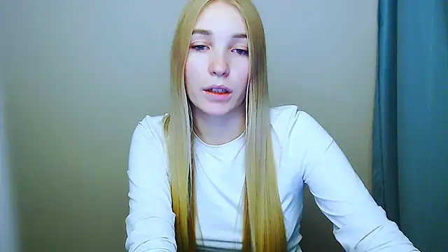 Snapshot of Queen_ofLove chatting on December 3, 2025, 9:36 pm Queen ofLove online show from December 3, 2025, 9:36 pm