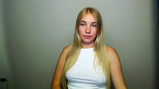 Snapshot of Queen_ofLove chatting on September 20, 2025, 6:35 pm Queen ofLove online show from September 20, 2025, 6:35 pm