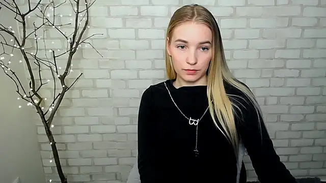 Snapshot of Queen_ofLove chatting on March 12, 2025, 2:34 pm Queen ofLove online show from March 12, 2025, 2:34 pm