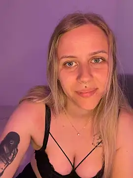 lunawolf21 online show from May 6, 2026, 6:17 am