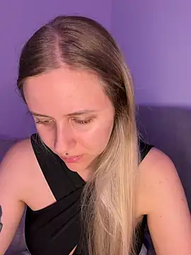 lunawolf21 online show from April 1, 2026, 6:48 am