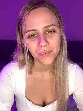 lunawolf21 online show from November 21, 2025, 7:29 am