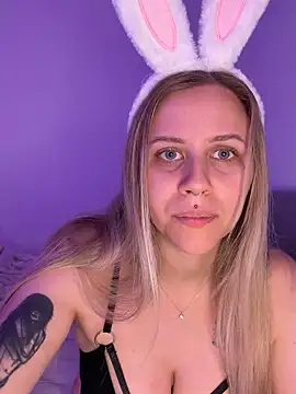 lunawolf21 online show from April 2, 2026, 6:42 am