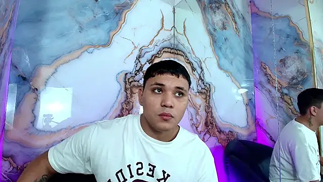 couple lovelyds online show from February 5, 2026, 8:48 pm