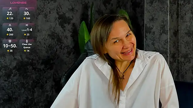 Snapshot of Lillian_White chatting on May 16, 2026, 1:04 am Lillian White online show from May 16, 2026, 1:04 am