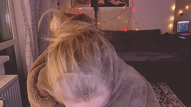 Snapshot of KatiKate chatting on February 18, 2025, 4:03 pm KatiKate online show from February 18, 2025, 4:03 pm