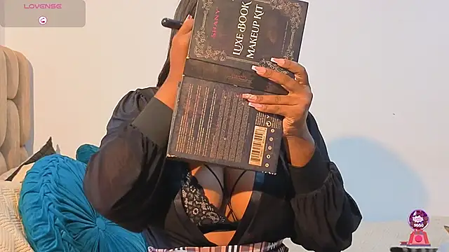 Snapshot of KloheCurvy chatting on November 17, 2025, 2:32 pm KloheCurvy online show from November 17, 2025, 2:32 pm