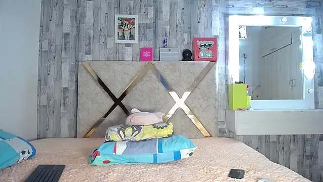 Snapshot of Violetrousse chatting on February 24, 2026, 10:32 pm Violetrousse online show from February 24, 2026, 10:32 pm