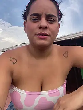 Snapshot of Violetrousse chatting on February 5, 2026, 9:21 pm Violetrousse online show from February 5, 2026, 9:21 pm