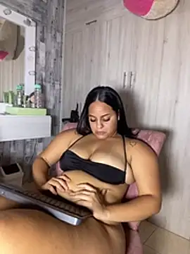 Snapshot of Violetrousse chatting on June 11, 2026, 12:54 am Violetrousse online show from June 11, 2026, 12:54 am