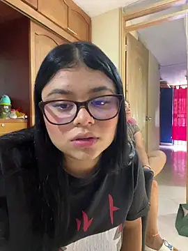 alissonfernandez  online show from October 18, 2025, 4:31 pm