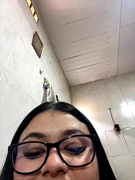 alissonfernandez  online show from September 28, 2025, 4:03 pm