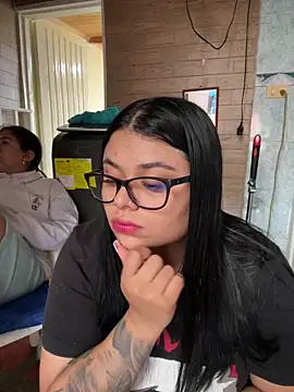 alissonfernandez  online show from October 10, 2025, 1:45 pm