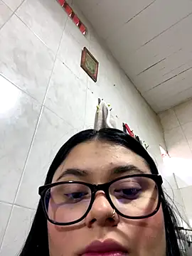 alissonfernandez  online show from October 4, 2025, 8:43 pm