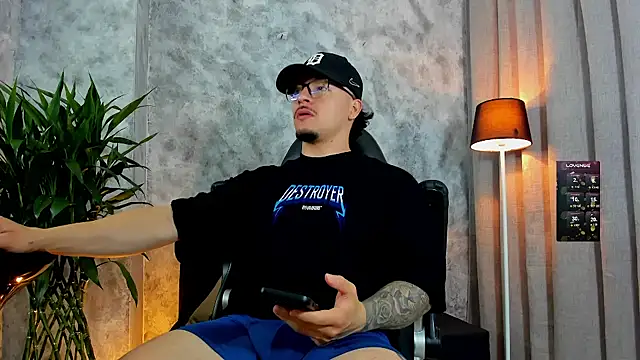 boyc022  online show from November 24, 2025, 1:11 pm