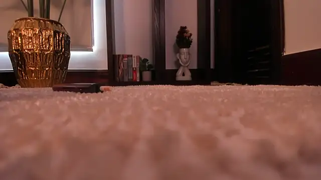 LunaMystyque online show from April 8, 2026, 7:15 pm