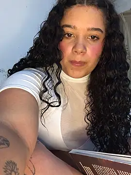 Snapshot of Julieta_333 chatting on March 17, 2025, 3:36 am Julieta 333 online show from March 17, 2025, 3:36 am