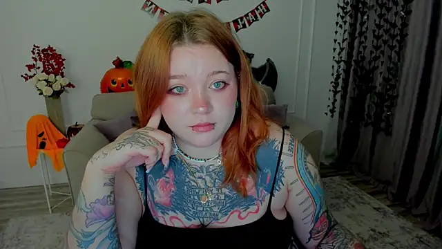 Snapshot of MoonLghte chatting on October 21, 2025, 7:57 pm MoonLghte online show from October 21, 2025, 7:57 pm