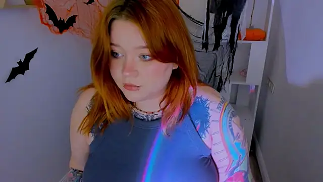 Snapshot of MoonLghte chatting on October 19, 2025, 7:49 pm MoonLghte online show from October 19, 2025, 7:49 pm