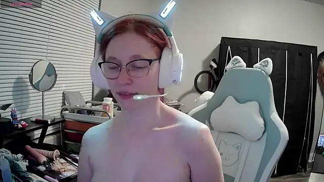 Snapshot of LilyFoxxx chatting on February 7, 2025, 4:06 am LilyFoxxx online show from February 7, 2025, 4:06 am