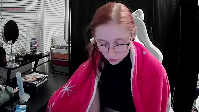 Snapshot of LilyFoxxx chatting on February 17, 2025, 4:20 am LilyFoxxx online show from February 17, 2025, 4:20 am