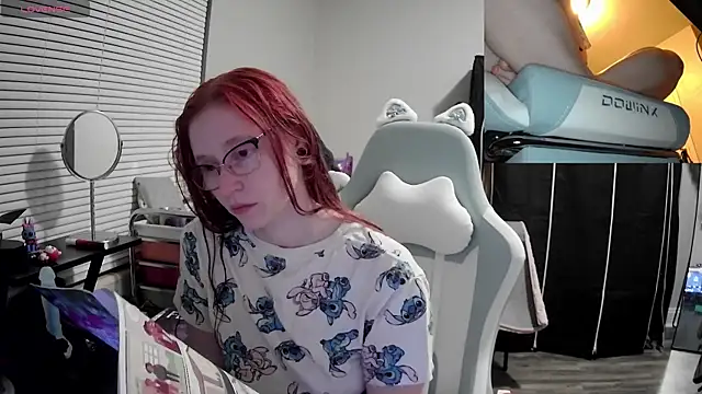 Snapshot of LilyFoxxx chatting on February 3, 2025, 2:47 am LilyFoxxx online show from February 3, 2025, 2:47 am