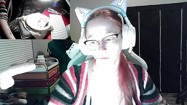 Snapshot of LilyFoxxx chatting on January 4, 2025, 4:44 am LilyFoxxx online show from January 4, 2025, 4:44 am