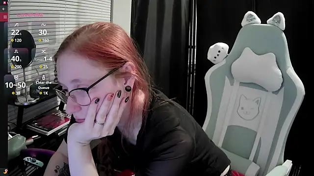 Snapshot of LilyFoxxx chatting on February 26, 2025, 4:30 am LilyFoxxx online show from February 26, 2025, 4:30 am