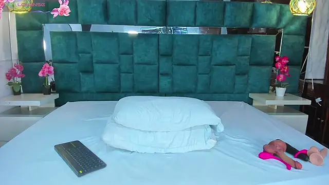 Snapshot of valtira_nova chatting on October 19, 2025, 7:27 pm valtira nova online show from October 19, 2025, 7:27 pm