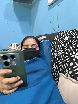 Black Glow online show from February 12, 2025, 6:19 am