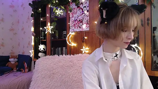 cloudgirrl online show from February 26, 2025, 10:04 pm