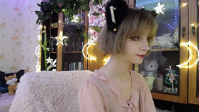 cloudgirrl online show from March 12, 2025, 5:28 pm