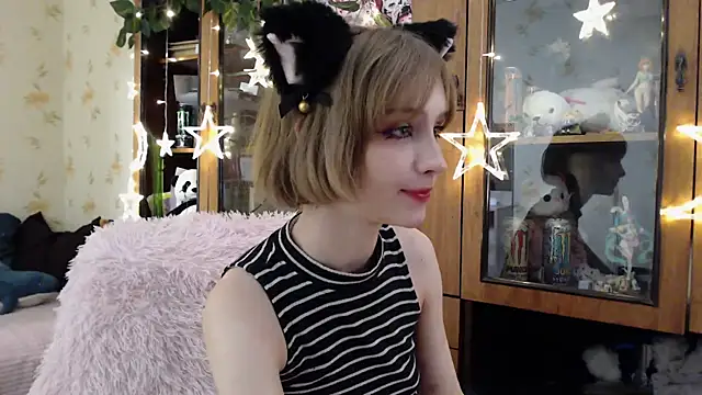 cloudgirrl online show from March 22, 2025, 5:17 am