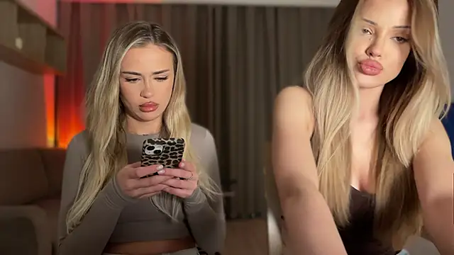 Snapshot of Julia_RL chatting on November 4, 2025, 10:35 pm Julia RL online show from November 4, 2025, 10:35 pm